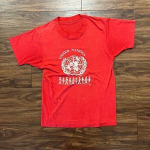 Vintage 70s United Nations paper thin graphic shirt  5076